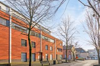In het centrum van Sint-Niklaas hebben we deze leuke instapklare ruime penthouse ter beschikking op de 3e verdieping met lift. Ruime living...