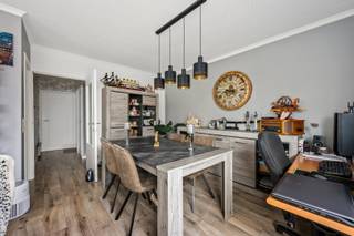 - Ideale ligging: Grimmertingelaan 2 in Moorslede<br />- Lichtrijke leefruimte <br />- Uitgeruste keuken met eetplaats<br />- 1 gelijkvloerse slaapkamer<br />- Handige berging en kelder<br />- Inpandige garage <br />- Zonnige, omheinde tuin met terras<br />- 2 slaapkamers op de eerste verdieping<br />- Badkamer met inloopdouche, toilet en wastafel<br />- Zolderkamer<br />- EPC: 420 kWh/m²/jaar<br />- 2 regenwaterputten van 3.000 liter<br />- 14 zonnepanelen<br />- Richtprijs: € 265.000