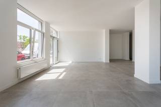 Handelsgelijkvloers op toplocatie!Bent u op zoek naar een unieke locatie voor uw zaak of investering? Ontdek dit uitzonderlijke handelsgelijkvloers...