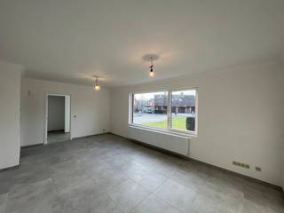 Deze recent gerenoveerde woning beschikt onder andere over een inkomhal met gastentoilet, een ruime leefruimte en een afzonderlijke keuken, uitgerust met onder andere een combi-oven en vaatwasser. <br />Verder zijn er drie slaapkamers en een badkamer met lavabo, douche en toilet.<br /><br />De woning beschikt ook over een inpandige garage (met aansluiting voor wasmachine en droogkast) en een ruime oprit geschikt voor meerdere wagens. <br />De zolder kan worden gebruikt als opslagruimte.<br />De recent aangelegde tuin vormt een aangename buitenruimte.