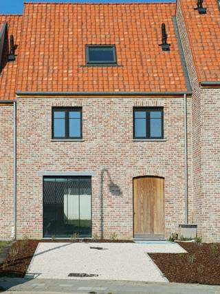 Welkom in deze gezellige BEN-nieuwbouwwoning in Bavikhove!We komen deze eigentijdse, strak-landelijk ingerichte woning binnen via de ruime inkomhall...