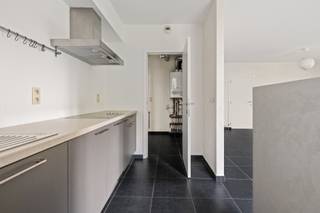 <p>Zeer ruim gelijkvloers appartement in Residentie "Augustijnenpark" met maar liefst 3 volwaardige slaapkamers en 2 badkamers.<br />Een woonoppervlakte van ca. 130m² en een privatieve tuin van ca. 400m², tevens rustig gelegen aan het Poelstraatje.<br /><br />Indeling en omschrijving:<u><br /></u>Ruime inkomhal met gastentoilet. Aan de rechterzijde komen we uit in de ruime leefruimte voorzien van grote raampartijen en aansluitend een open keuken en berging.<br />Vanuit de nachthal hebben we toegang tot de drie slaapkamers en een badkamer met douche en toilet. In de masterbedroom is er een dressingruimte voorzien en tevens een ruime badkamer met dubbele spoelbak en ligbad.<br />Buiten is er een verhard terras voorzien van ca. 15m². Daarnaast is er een grote tuin met graspartijen en helemaal rondom beukenhagen voorzien.<br /><br /><span>Extra info: Appartement op het gelijkvloers I gunstig gelegen I EPC 171 / (m² jaar) label B I infoplicht: Vg, Wg, Gvv, Gvkr, Gmo I watertoets: P-score: C I G-score: A.</span></p>