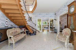 Op een absolute toplocatie, midden in het historische stadscentrum van Ieper en gelegen in de charmante Veemarkt, bevindt zich deze indrukwekkende stadswoning met uitzonderlijke volumes en een verrassend ruime tuin.<br /><br />Via de royale inkomhal betreedt u deze karaktervolle woning, waar ruimte en licht onmiddellijk de toon zetten. De gigantische leefruimte vormt zonder twijfel het hart van de woning en geniet van een prachtig zicht op de tuin. Het warme visgraatparket en de gezellige open haard zorgen hier voor een unieke sfeer en tijdloze elegantie.<br /><br />Aansluitend bevindt zich de ruime leefkeuken, afgewerkt met kwalitatieve materialen en voorzien van alle comfort voor wie graag kookt en geniet van gezellige familiemomenten.<br /><br />Buiten wacht een absolute troef: een uitzonderlijk grote stadstuin waar rust, privacy en ruimte perfect samenkomen. Een zeldzaamheid op deze centrale ligging, op wandelafstand van winkels, horeca, scholen en alle voorzieningen die het bruisende centrum van Ieper te bieden heeft.<br /><br />Op het gelijkvloers beschikt de woning bovendien over een ruime garage. Het pand wordt verwarmd via centrale verwarming op aardgas, waarbij de verwarmingsketel recent werd vernieuwd.<br /><br />De eerste verdieping telt drie bijzonder ruime slaapkamers en een comfortabele badkamer. Op de tweede verdieping bevindt zich nog een extra slaapkamer én een indrukwekkende zolderruimte met tal van mogelijkheden. Deze verdieping leent zich perfect voor het creëren van bijkomende slaapkamers, een master suite, hobbyruimte, kantoor of polyvalente ontspanningsruimte.<br /><br />Bent u op zoek naar een woning met karakter, uitzonderlijke volumes, een prachtige tuin en een toplocatie in het centrum van Ieper? Dan is dit unieke pand absoluut een bezoek waard.<br /><br />Voor meer informatie of een plaatsbezoek contacteer Home Hunters via hallo@homehunters.be<br />of op het nummer 057/377.477