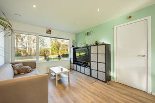 INDELINGGELIJKVLOERSInkomhal met trap naar de verdieping. Toiletruimte met lavabo. Woonkamer met veel lichtinval en aansluitende veranda.Keuken...