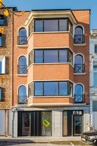 Ontdek deze exclusieve penthouse met panoramisch dakterras in een kleinschalig, volledig gerenoveerd appartementsgebouw met slechts 4 appartementen.<br />Gelegen aan de Stropkaai 24 in Gent, geniet u hier van een rustige ligging langs de Muinkschelde, op wandelafstand van het historische centrum.<br />Dankzij de vlotte bereikbaarheid naar de E17, E40, binnenring en het Sint-Pietersstation is dit de ideale locatie voor wie stijl, rust en mobiliteit wil combineren.<br /><br />Gebouw &amp; Faciliteiten:<br />- Recent volledig gerenoveerd gebouw met moderne architectuur<br />- Ruime fietsenberging en individuele bergingen per appartement<br />- Veilige eSafe brievenbussen<br />- Energiezuinig gebouwmet vloerverwarming en lucht/waterwarmtepomp, Ventilatiesysteem, type C<br />- Streef E-Peil : E60<br />- Bruto Vloeroppervlakte van 138,91 m2 en 15,5 m2 terras<br /><br />Indeling van de Penthouse:<br />Via de inkomhal betreedt u de lichte leefruimte met grote raampartijen en open ingerichte keuken.<br />De designkeuken is volledig uitgerust met moderne toestellen en hoogwaardige afwerking.<br />- 3 ruime slaapkamers<br />- Master bedroom met ensuite badkamer<br />- Extra douchekamer voor gasten of kinderen<br />- Privétrap naar de bovenverdieping met rooftop bar/keuken<br />- Toegang tot een ruim zonneterras met panoramisch zicht over het water en de stad<br />De penthouse is afgewerkt met kwalitatieve parketvloer, blokdeuren en luxueuze materialen die warmte en klasse uitstralen.<br /><br />Pluspunten:<br />- Zicht op de Muinkschelde<br />- Energiezuinig (vloerverwarming, warmtepomp, zonnepanelen)<br />- Ruim dakterras met panoramisch zicht<br />- Kleinschalig gebouw – slechts 4 appartementen<br />- Centrale en rustige ligging in Gent<br />- Hoogwaardige afwerking en design<br />Ligging<br /><br />De Stropkaai is een rustige en charmante straat in Gent, pal langs het water.<br />Op wandelafstand vindt u:<br />- Het centrum van Gent<br />- Sint-Pietersstation<br />- Parken, winkels, scholen en horeca<br />- E17/E40 en binnenring<br /><br />Interesse? Deze penthouse komt binnenkort te koop. Mis deze unieke kans niet en contacteer ons vandaag voor meer informatie of om u op de pre-sale lijst te laten plaatsen.