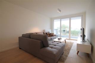 <p><span>Fijn, lichtrijk appartement met Leiezicht!</span></p><p><span> </span></p><p><span>Een combinatie van een unieke ligging met een doordachte inrichting. Op enkele passen van de markt van Harelbeke geniet dit recent appartement van een schitterend Leiezicht. </span></p><p><span> </span></p><p><span>Inkom met apart toilet en ruime woonkamer met geïntegreerde top keuken. Er is een nette badkamer met inloopdouche en twee ruime slaapkamers. Er is een terras kijkend op de leie en een tweede terras met tuinzicht zodat u de ganse dag van de zon kan genieten. </span></p><p><span> </span></p><p><span>Overdekte staanplaats en kelderberging. Een E-peil 65 staat garant voor een zuinig verbruik.</span></p>
