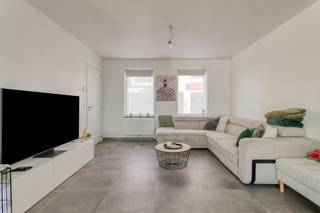 Ontdek deze recente en energiezuinige woning (E-peil 13) in het charmante Adegem Dorp, ideaal gelegen tussen Maldegem en Eeklo met vlotte verbinding naar E34 en E40. Deze nieuwbouwwoning van amper 2 jaar oud biedt op het gelijkvloers een lichtrijke woonkamer met open keuken, grote raampartijen, inkomhal met toilet en een praktische berging.<br />Op de verdieping bevinden zich drie ruime slaapkamers en een stijlvolle badkamer. Achteraan de woning bereik je via een aparte toegangsweg de westgerichte tuin, de carport en het tuinhuis—handig zonder door de woning te moeten gaan.<br />Comfort, energiezuinigheid en een doordachte indeling maken dit een ideale huurwoning op een toplocatie.<br />De woning is beschikbaar vanaf 1 maart 2026. Interesse? www.immohuysman.be of ewout@immohuysman.be