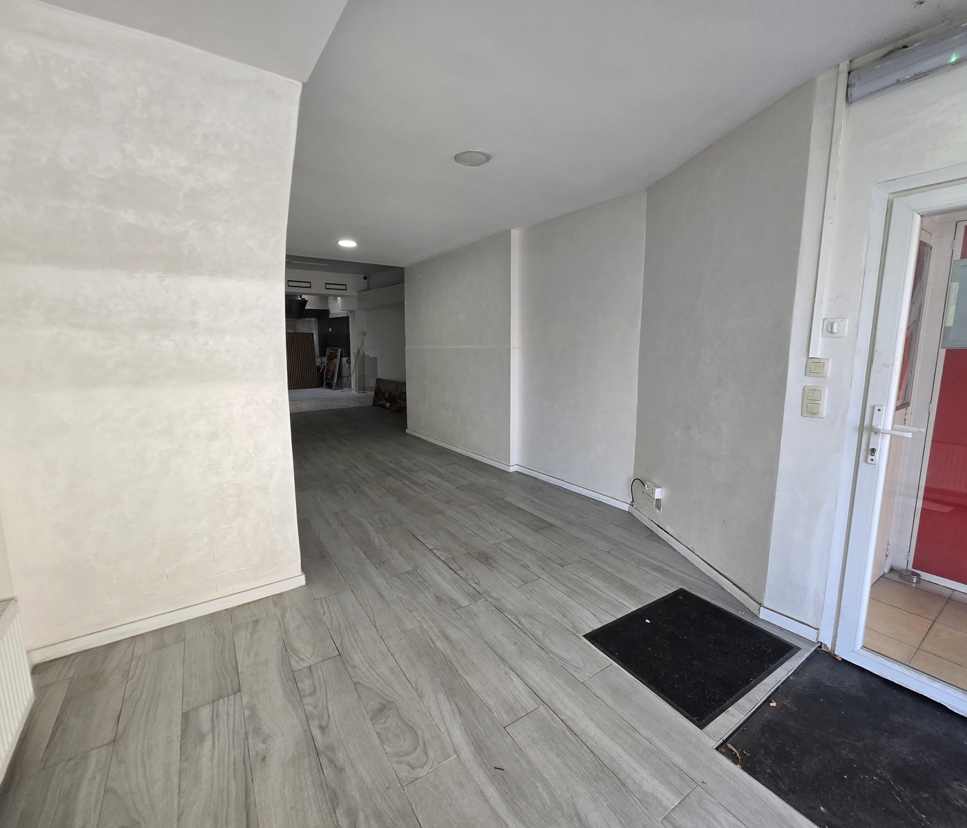 Opbrengsteigendom met commerciële ruimte en 2-slaapkamerduplex - foto 5
