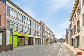 Gunstig gelegen ruime handelspand van ca.190 m². Voorzien van praktische ruime etalages met rolluik van 7 meter breed. Gunstig gelegen in...