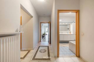 Ontdek dit uitzonderlijk gelijkvloers appartement van maar liefst 130 m², waar ruimte, comfort en licht centraal staan. Dankzij de praktische...