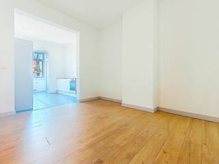 Informatie &amp; bezichtigingen: maxime.labad@weinvest.be | 02 315 77 22<br /><br />We Invest biedt exclusief dit charmante appartement van 52 m² aan, gelegen op de 2e verdieping van een mooi gebouw uit 1935 (zonder lift) aan de Rue du Monténégro in Vorst. Het pand is ideaal gelegen in een dynamische en bloeiende wijk, vlakbij:<br /><br />Groen: de parken van Vorst en Duden voor uw momenten van ontspanning.<br /><br />Cultuur &amp; gezelligheid: het kunstcentrum WIELS, de Place Albert en Altitude 100 met hun biologische winkels, cafés en lokale restaurants.<br /><br />Bereikbaarheid: op een steenworp afstand van de Place Albert (toekomstige metrolijn 3, trams 3/4/51), bus 48 (Rochefort) en op 15 minuten lopen van het Zuidstation.<br /><br />Indeling: Het appartement beschikt over een bijzonder lichte, gedeeltelijk ingerichte keuken, een gezellige woonkamer, een slaapkamer, een doucheruimte en een apart toilet. Het kan een opknapbeurt gebruiken om zijn volledige potentieel te onthullen! Twee kelderruimtes maken het geheel compleet.<br /><br />Technische gegevens: Elektriciteit: conform / EPC: Uitstekend EPC C (148 kWh/m² per jaar – CO₂: 29 kg/m² per jaar) / Verwarming: individuele gasverwarming / Raamkozijnen: dubbele beglazing<br /><br />Mis geen enkele van onze exclusieve aanbiedingen op onze website WWW.WEINVEST.BE.