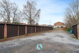 <p>Deze 4 garages maken deel uit van een kleinschalig gebouw gelegen in de Oogststraat 30-38 in Wondelgem.<br /><br />De oppervlaktes variëren van 12m² tot 15m².<br />Momenteel verhuurd, dus zeker ook geschikt als investering.<br /><br />Wilt u deze eigendom en zijn troeven zelf ontdekken, neem dan zeker contact op voor het plannen van een bezoek ter plaatse.<br /><strong><u>Interesse?</u></strong> Contacteer Steffi telefonisch op 0498/50.50.94 of per mail steffi@vastgoeddevos.be </p>