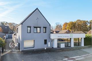 <u><strong>HIGHLIGHTS</strong></u><br />+ Veelzijdig potentieel<br />+ Ideale ligging, ruime parkeergelegenheid<br /><br />Ben je op zoek naar een woning met mogelijkheid tot handelsruimte op een gunstige locatie? Dan is deze voormalige warme bakkerij met woonst mogelijk iets voor jou! Gelegen in een residentiële buurt van Koersel, geniet je van een zeer goede bereikbaarheid met veel passage, zichtbaarheid en ruime parking voor de deur.<br /><br />De woning beschikt o.m. over een ruime living met open keuken, 3 slaapkamers, badkamer, bureel, ingerichte zolder bereikbaar via vaste trap en kelder. In de royale tuin bevinden zich nog een dubbele vrijstaande garage, overdekt zwembad, carport voor mobilhome en overdekt terras. <br />Aanpalend aan de woning treffen we de bakkerij aan met winkel en ateliers. Dankzij de grote sectionaalpoort is het vlot laden en lossen.<br /><br /><u><strong>DIVERSE COMMERCIËLE MOGELIJKHEDEN</strong></u><br />Ook voor mensen die zoeken naar een ruimte voor een praktijk, kantoor of andere bestemmingen kan dit polyvalente gebouw - mits de juiste vergunningen - zeker een perfecte oplossing bieden. Met andere woorden: een opportuniteit voor de gedreven en ambitieuze ondernemer!<br /><br /><u><strong>OVERNAME HANDELSFONDS MOGELIJK</strong></u><br />Daarnaast kan ook het handelsfonds, bestaande uit investeringen bakkerij, winkelinrichting, materieel en uitrusting worden overgenomen. De winkelinrichting is up-to-date waardoor er de eerstkomende tijd nagenoeg niet geïnvesteerd dient te worden in vernieuwing. Alle apparatuur is in prima staat. Gedetailleerde informatie en foto's beschikbaar op kantoor. <br /><br /><u><strong>VERNIEUWINGEN</strong></u><br />- Uitgebreide zonnepaneleninstallatie met groenestroomcertificaten<br />- Volledig nieuwe winkelinrichting<br />- Lucht/lucht airco's<br /><br /><u><strong>ROYAAL GEHEEL MET ENORM VEEL POTENTIEEL</strong></u><br />De 3 huidige percelen worden als geheel aangeboden, zijnde een polyvalent handelshuis met riante tuin.<br />De tuinzijde is echter ook verkavelbaar naar 2 bouwgronden voor 2 halfopen bebouwingen of 1 bouwgrond voor 1 open bebouwing. Het visiekader van de stad Beringen is van toepassing (zie documenten).<br />Voor meer specifieke informatie kan rechtstreeks contact worden opgenomen met de Dienst Omgeving van de stad Beringen.<br /><br /><u><strong>CONTACT</strong></u><br />Zie jij ook al het potentieel van dit polyvalent handelshuis?<br />Contacteer mij voor meer info of voor een vrijblijvende afspraak via 011/49.75.90<br /><br />Dit pand kan onderhevig zijn aan de renovatieverplichting die door de Vlaamse overheid wordt opgelegd voor niet-residentiële gebouwen. Consulteer voor meer informatie de website van het Vlaams Energie- en Klimaatagentschap via https://www.energiesparen.be/nr/renovatieverplichting.<br /><br /><em>De vermelde oppervlaktes zijn slechts indicatief. Katrien Wouters - creating IMMOtions kan niet verantwoordelijk gesteld worden voor de juistheid van de aan haar verstrekte gegevens. </em><br />
