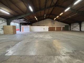 Magazijn voor opsalg te huur in Menen met een oppervlakte van ca. 660 m². Het magazijn is gelegen in de nabijheid van diverse invalswegen en de A19.Afwerking en voorzieningen:- sectionale poort- sanitair- grote oprit - Terrein wordt 's avonds afgesloten met een automatische poortBent u op zoek naar bedrijfsvastgoed bestaande uit een magazijn te huur in Menen? Aarzel dan zeker niet om ons te contacteren op het nummer 056 21 11 11!