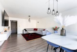 Bent u op zoek naar een appartement met een groot terras? Dan stellen we u graag deze eigendom voor, gelegen op de 2de verdieping van een kleinschalig gebouw.<br /><br />Indeling<br />U betreedt het eigendom via een centraal gelegen inkomhal. Deze geeft doorgang aan lichtrijke woonkamer (29m²) met halfopen keuken (7m²), een apart toilet, een badkamer met douchecabine en de aansluitingen voor wasmachine en droogkast, alsook aan twee ruime slaapkamers (14m² en 7m²). Het grote, Oostgerichte terras van maar liefst 11m² kan u betreden via de tweede slaapkamer. <br />De woonkamer is voorzien van elektrische rolluiken, terwijl de twee slaapkamers genieten van manuele rolluiken.<br /><br />U heeft tegens de mogelijkheid om een staanplaats vooraan het gebouw te huren aan € 70 per maand.<br /><br />Pluspunten<br />- Elektrische installatie conform tot 2044<br />- Dakisolatie aanwezig (100mm PUR)<br />- Een groot terras van 10m²<br /><br />Klinkt dit als uw toekomstige thuis? Bel dan snel naar One vastgoed via 03 360 85 30!