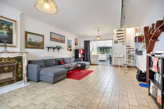 Dit instapklaar handelshuis / gezinswoning met 3 slaapkamers is gelegen in Kessel-Lo, op slechts 10 minuten fietsen van Leuven centrum.<br /><br />Indeling:<br /><br />We betreden de woning via de ruime en lichtrijke woonkamer met authentieke elementen zoals de open haard. Verder wandelen we door naar de open en volledig geïnstalleerde keuken en de veranda. Deze kijkt uit op de gezellige tuin en het terras. Verder vinden we op het gelijkvloers een apart gastentoilet en praktische berging.<br /><br />De rechterkant op het gelijkvloers van de woning bestaat momenteel uit een handelsruimte. Deze wordt momenteel gebruikt als wijnbar. Maar kan ook ingericht worden voor andere functies, als thuis bureau of als garage omgebouwd.<br />Achteraan in het handelspand vinden we een bijkeuken, apart gastentoilet en berging.<br /><br />Via de trap bereiken we de eerste verdieping. Hier vinden we 3 slaapkamers van 19m², 16m² en 13m². Verder is er een badkamer met douche, bad, dubbel lavabo en toilet.<br /><br />Tot slot is er een zolder die zich uitstrekt over de volledige oppervlakte (74m²) die omgebouwd kan worden tot 4de slaapkamer en / of extra badkamer of die kan gebruikt worden als stockageruimte. Als laatste is er een kelder.<br /><br />EPC B. Elektriciteit is conform. Verwarming is op aardgas. <br />Sinds 2020 zijn er 12 zonnepanelen van 4000 kw.<br /><br />De akte kan ten vroegste op 1 maart 2027 getekend worden.<br /><br />Voor meer info of een bezoek ter plaatste, mag u ons steeds contacteren!