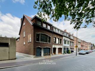 Aan de levendige Sint-Bavostraat in het centrum van Wilrijk ontdek je deze karaktervolle bel-etagewoning waar wonen, werken en samenleven...