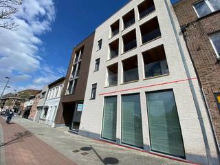 Heel recent en heel ruim, 2 slaapkamer appartement met aanpalende garage - centrale ligging :Leefruimte, open keuken, hoge plafonds, 2 hele ruime...