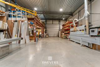 Voor meer info en foto’s, surf naar www.swevers.be – Aan de Lochtemanweg 96/6 in Heusden-Zolder vindt u deze ruime KMO-unit uit 2020, gelegen in een gevestigde en vlot bereikbare bedrijvenzone. Het pand wordt verkocht onder het stelsel van registratierechten en biedt een bruikbare vloeroppervlakte van 385 m² op het gelijkvloers, aangevuld met circa 126 m² stockageruimte op de verdieping. De unit staat op een perceel van 10 are 24 ca en ligt aan de zijkant van het bedrijvenproject. Hierdoor is er rondom extra ruimte voor parkeren, laden en lossen en het manoeuvreren met bedrijfsvoertuigen. De hal is 12,90 meter breed en 29,90 meter diep en wordt momenteel hoofdzakelijk gebruikt als open werkruimte. Een sectionale poort van 5 meter breed zorgt voor een vlotte toegang. Aan de rechterzijde zijn reeds voorzieningen aanwezig voor een aparte kantoorruimte, waaronder een eigen toegangsdeur, ramen en sanitair. Zo kunnen werkplaats, opslag en administratie eenvoudig gecombineerd worden. Ook technisch is de unit sterk uitgerust met 60 zonnepanelen, vloerverwarming en camerabewaking. De autosnelwegen bevinden zich op circa 5 kilometer, wat zorgt voor een goede bereikbaarheid voor klanten, medewerkers en leveranciers. Een veelzijdige bedrijfsruimte met veel oppervlakte, praktische voorzieningen en ruimte voor verdere inrichting en groei. Voor meer informatie, bel 011 255 155.