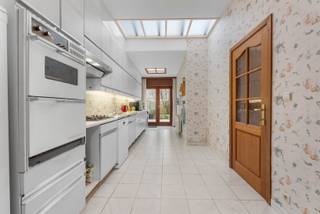 <p>Te koop: karaktervolle woning in Oostende, gelegen in een rustige residentiële buurt nabij strand en duinen.</p>
<p> </p>
<p>Deze woning uit 1935 combineert authentieke charme met praktische troeven. De ligging in een groene omgeving, op wandelafstand van scholen en openbaar vervoer, maakt dit een ideale gezinswoning. De zongerichte tuin biedt een aangename buitenruimte, terwijl de polyvalente zolderruimte extra mogelijkheden creëert voor hobby, bureau of opslag. De nabijheid van strand en duinen zorgt voor een unieke woonervaring.</p>
<p> </p>
<p>Belangrijkste ruimtes:<br />• Inkomhal met toegang tot de leefruimtes<br />• Gezellige woonkamer met natuurlijke lichtinval<br />• Functionele keuken<br />• 5 slaapkamers, ideaal voor een groot gezin<br />• Op elk verdiep een toilet met handenwasser<br />• Kelder met waterverzachter<br />• Polyvalente zolderruimte<br />• Zongerichte tuin</p>
<p> </p>
<p>Troeven:<br />• Polyvalente zolderruimte voor extra gebruikscomfort<br />• Nabij strand en duinen voor ontspanning en natuur<br />• Zongerichte tuin voor optimaal buitenleven<br /><br />Meer info of een bezoek plannen? Contacteer Charlotte via <strong>059 77 00 90</strong> of <strong>charlotte@eraservimo.be</strong>.</p>