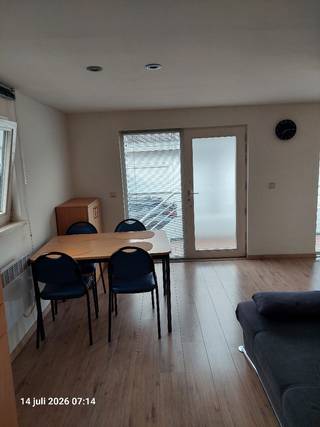 Lichtrijke, ruime studio met 2 afzonderlijke slaaphoeken en bijzonder ingericht met open keuken, toilet, douche, lavabo, changing-room en bergplaats. Afzonderlijke privatieve ingang met recent vernieuwde trap en zonnig ruim terras. Inclusief een eigen open parkeerplaats voor de auto en daarnaast een fietsenstalling. Afzonderlijke eigen gesloten bergplaats onder de trap Modern meubilair in zeer goede staat inbegrepen. Unieke studio gelegen in een gezellige, rustige en groene omgeving op korte wandelafstand van strand, zee, duinen en bos.