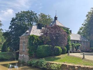 <p><strong>Deze historische en charmante conciërgewoning met twee slaapkamers en een private tuin bevindt zich op een uiterst rustige locatie op een prachtig 17de-eeuws kasteel- en parkdomein. Ondanks deze unieke oase van rust ligt de woning strategisch zeer gunstig nabij belangrijke in- en uitvalswegen, winkels, scholen, het openbaar vervoer en het levendige centrum van Edegem. Bovendien werd de woning in 2024-2025 volledig gerenoveerd en voorzien van moderne isolatie, waardoor historisch karakter en hedendaags comfort hier perfect samenkomen.</strong></p>
<p><strong>INDELING;</strong> <br />Bij het betreden van de woning via de inkomhal wordt u meteen verwelkomd in de gezellige en lichtrijke leefruimte. Deze ruimte, die een gezellige zithoek en eetplaats combineert, biedt een prachtig en rustgevend uitzicht op de vijver en op groen. De open, modern ingerichte keuken is volledig uitgerust met voldoende opbergkasten en kwalitatieve toestellen, zoals een kookplaat, dampkap, vaatwasser, oven, koelkast en diepvriezer. Daarnaast is er een praktische, aparte berging met de nodige aansluiting voor uw wasmachine, en is er een handige kelder aanwezig die extra opbergruimte biedt.</p>
<p>Via de karaktervolle houten trap bereikt u de eerste verdieping. Hier bevinden zich twee slaapkamers die extra sfeer ademen dankzij de originele plankenvloer.Verder is een ingerichte badkamer met een douche, een toilet en een lavabomeubel.</p>
<p>Tot slot is er ook een autostaanplaats op het domein inbegrepen.</p>
<br /><strong><span>BIJZONDERHEDEN:</span></strong><br />* Gelegen op een uniek kasteeldomein te Edegem <br />* Uniek eigendom, zeer centraal en rustig gelegen<br />* Autostaanplaats inbegrepen op het domein <br />* Kelder<br />* Renovatie 2024-2025, conforme keuring