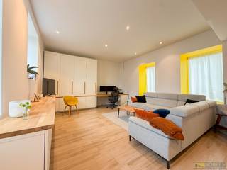 VOLLEDIG GERENOVEERDE GEZINSWONING met een RUIM WOONVOLUME en PRAKTISCHE BIJGEBOUWEN, gelegen in het LANDELIJKE Zwalm. Deze CHARMANTE DORPSWONING combineert haar AUTHENTIEKE UITSTRALING met een HOOGWAARDIGE RENOVATIE, HEDENDAAGS WOONCOMFORT en een MODERNE INRICHTING. Met een BEWOONBARE OPPERVLAKTE van ca. 268 m² vormt dit pand de ideale woning voor het hele gezin. Een ABSOLUTE TROEF zijn de RUIME BIJGEBOUWEN en GARAGES van samen ca. 68 m², ideaal voor wie op zoek is naar EXTRA OPSLAGRUIMTE, een ATELIER, HOBBYRUIMTE of plaats voor MEERDERE WAGENS. De woning werd afgewerkt met KWALITATIEVE MATERIALEN, MAATWERK en een STIJLVOLLE INRICHTING, waardoor u onmiddellijk kan genieten van een INSTAPKLARE WOONERVARING.<br />De indeling gaat als volgt: bij het binnenkomen wordt u verwelkomd in de modern ingerichte open keuken, die samen met de ruime en lichtrijke leefruimte het kloppend hart van de woning vormt. Aansluitend bevindt zich een centrale hal met gastentoilet, die toegang biedt tot de praktische kelder, de ruime garages en bijgebouwen en de trap naar de verdieping. Op de 1ste verdieping geeft de nachthal toegang tot 3 volwaardige slaapkamers en een stijlvol ingerichte badkamer. De masterbedroom beschikt bovendien over een eigen ensuite badkamer, wat zorgt voor extra comfort en privacy. Via een vaste trap bereikt u de ruime bergzolder, die tal van mogelijkheden biedt als extra opslagruimte.<br />Buitenshuis beschikt deze eigendom over een gezellig terras en een knusse, groene tuin, waar u in alle rust kan genieten van de aangename omgeving.<br /><br />Adres: Moldergem 1 te Zwalm<br /><br />EPC: 210kWh/m²; G-score en P-score C; Geen renovatieverplichting van toepassing; Bestuursmaatregelen in het maatregelenregister: Neen; Beschikbaar vanaf januari 2027