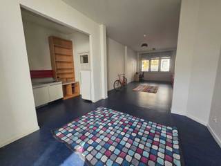 <p><span>Borgerhout: Unieke Loft met Stadstuin nabij Boelaerpark</span></p><p><span>Op zoek naar rust, ruimte én karakter?<br />Deze prachtige, instapklare loft op het gelijkvloers combineert een open en lichtrijke indeling met een verrassend groene stadstuin, een zeldzame combinatie in de stad.</span></p><p><span>Gelegen op een toplocatie, geniet u hier dagelijks van een oase van rust, met alle voorzieningen binnen handbereik.</span></p><p><span>Troeven van deze loft:</span></p><p><span>Open &amp; lichtrijk wonen</span><span><br />Ruime leefruimte met een open indeling en grote raampartijen die zorgen voor een aangename lichtinval en een echt loftgevoel.</span></p><p><span>Open uitgeruste keuken</span><span><br />Moderne open keuken, ideaal om te koken en tegelijk in contact te blijven met uw gasten.</span></p><p><span>Comfortabele badkamer</span><span><br />Ruime afgesloten badkamer voorzien van een stijlvolle inloopdouche en toilet.</span></p><p><span>Unieke stadstuin met vijver</span><span><br />Vanuit de leefruimte stapt u rechtstreeks uw privatieve tuin in. De aangelegde vijver zorgt voor rust en sfeer.</span></p><p><span>Topligging</span><span><br />Rustig gelegen, op wandelafstand van het Boelaerpark, met vlotte verbinding naar openbaar vervoer, winkels en belangrijke invalswegen.</span></p><p><span>Praktische info:</span></p><p><span>Beschikbaar: onmiddellijk<br />Huurprijs: 1.200/maand</span></p><p><span>Ervaar zelf de unieke combinatie van ruimte, licht en rust.</span><span><br />Contacteer ons vandaag nog voor een bezoek dit is een opportuniteit die u niet wilt missen.</span></p>
