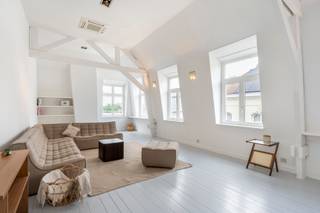 Ontdek deze uitzonderlijke penthouse van 212 m² (bron: EPC-attest) in het hart van Antwerpen, op wandelafstand van de kaaien. Met zijn hoge plafonds, overvloedige lichtinval en royale indeling biedt dit appartement potentieel een ongeëvenaard gevoel van ruimte en luxe.
U neemt de lift (met unieke code) naar de derde verdieping waar u de gigantische eet-en leefruimte betreedt. De hoge plafonds en vele ramen zorgen voor heel wat natuurlijke lichtinval. De keuken werd reeds volledig vernieuwd in 2025. Ook het dak werd in 2025 geïsoleerd. In de hoofdslaapkamer geniet u van veel ingemaakte kasten en een ensuite badkamer. 
Er werd reeds een vergunning bekomen voor het realiseren van een dakterras met zicht op de Schelde en de skyline van Antwerpen. 

Belangrijkste troeven
•	Royaal woonoppervlak: 212 m² met hoge plafonds en een open gevoel
•	Vergunning voor dakterras: mogelijkheid om een indrukwekkend privé-terras te realiseren met panoramisch zicht over de skyline van Antwerpen
•	Gerenoveerd met oog voor kwaliteit: grotendeels vernieuwd, klaar om verder naar eigen smaak af te werken
•	Toegang via lift met persoonlijke code voor ultieme privacy en comfort
•	Licht en luchtig: grote ramen zorgen voor een overvloed aan natuurlijk daglicht
•	Indeling: 2 ruime slaapkamers, 2 badkamers, aparte wasberging
•	Nieuwe keuken (2025) met moderne afwerking
•	Praktische voorzieningen: dak reeds geïsoleerd, dubbele beglazing in hout aanwezig
•	Energiezuinig: EPC-waarde van 167 kWh/m²jaar

Wenst u te wonen in deze prachtige penthouse in het centrum van Antwerpen en wenst u meer informatie over de nog te realiseren werken? 
Bel 0484 69 97 30 of stuur naar lennart@sorant.be. 