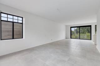 Maison mitoyenne neuve avec un grand jardin de style champêtre à vendre à Kerkhove (Avelgem). Cette maison neuve est entièrement terminée et...