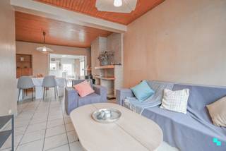 Ontdek deze te renoveren halfopen bebouwing met inpandige garage en drie slaapkamers, gelegen op een perceel van 175 m². De bewoonbare oppervlakte bedraagt 136 m² (volgens EPC-attest). De woning geniet van een uitstekende bereikbaarheid dankzij de onmiddellijke nabijheid van de Rijksweg en het op- en afrittencomplex E403 (Roeselare-Rumbeke) alsook de vlotte toegang tot het openbaar vervoer. Verder is het centrum van Izegem, tal van handelszaken en scholen op wandelafstand bereikbaar. De woning geniet van volgende indeling: Gelijkvloers: Uitnodigende inkomhal, ruime woonkamer met aansluitend de lichtrijke keuken en eetplaats met toegang tot de tuin en badkamer (ligbad, toilet en wastafel). Op de eerste verdieping bevindt zich een nachthal, drie slaapkamers en berging/wasplaats. Via de vaste trap wordt de zolder bereikt, die momenteel is ingericht tot extra kamer. De zolder werd tevens volledig geïsoleerd. Verder geniet de woning van een oost gerichte tuin met terras en achteraan toegang tot de inpandige garage. Verder beschikt de tuin ook over extra opbergruimte en een zijdeurtje. Decentrale verwarming op aardgas | Hoofdzakelijk HR-beglazing PVC | Geïsoleerde zolder (8 cm MW) | Rolluiken aanwezig | EPC F - Renovatieverplichting van toepassing! | Kelder aanwezig. <strong>Elk prijsvoorstel hoger dan deze startprijs zal worden voorgelegd aan de verkoper(s) die dit al dan niet kan/kunnen aanvaarden.</strong> Margot organiseert voor deze woning de bezoeken ter plaatse. www.bordes.be