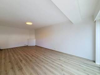 Dit gelijkvloers appartement valt meteen op door zijn royale afmetingen en slimme indeling. Het pand werd recent weer helemaal netjes gezet en vernieuwd waar nodig, waardoor het klaar staat voor nieuwe huurders die op zoek zijn naar veel bewoonbare oppervlakte.<br /><br />De ligging in het centrum van Gent, op een boogscheut van de stadsring, biedt een uitstekende bereikbaarheid. U woont vlak bij de bruisende binnenstad en geniet van een vlotte verbinding via het openbaar vervoer of met de wagen (directe aansluiting op E17, E40 en R4).<br /><br />Via de grote woonkamer heeft u toegang tot het absolute pluspunt van de woning: een uitzonderlijk groot en volledig omheind terras. Een heerlijke plek met een indrukwekkend buitengevoel midden in de stad. Met drie volwaardige slaapkamers biedt dit gelijkvloers zeldzaam veel ruimte.<br /><br />Indeling van het appartement:<br />Inkomhal - berging - 3 slaapkamers - badkamer met toilet - ruime woonkamer met toegang tot het terras - ruime keuken met toegang tot het terras - zeer groot omheind terras<br /><br />Praktische info:<br /><br />- Gemeenschappelijke kosten: € 60,00 per maand (provisie voor onderhoud van de gemene delen).<br />- Maandelijks voorschot: € 50,00 per maand (voor privatief verbruik van elektriciteit).<br />- Onmiddellijk beschikbaar!
