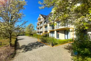 Dit charmante appartement met een bewoonbare oppervlakte van 80 m² bevindt zich in een verzorgd gebouw, omringd door groen en gelegen in alle rust in Vosseslag, op wandelafstand van het strand en nabij de Koninklijke Golf Club Oostende. Winkels, openbaar vervoer en het centrum van De Haan bevinden zich op korte afstand.<br />De woning beschikt over twee slaapkamers, een apart toilet en een ruime badkamer uitgerust met een douche, ligbad en lavabo. De ruime, open leefruimte met open keuken beschikt daarnaast over een praktische berging voor extra opbergruimte.<br />De indeling is praktisch en overzichtelijk, waardoor de ruimtes efficiënt benut kunnen worden. Bovendien zorgt de westelijk georiënteerde tuin ervoor dat je bijna de hele namiddag en avond kan genieten van de zon.<br />Als extra troef is er de mogelijkheid om een garage aan te kopen voor €39.000 en een staanplaats voor €20.000.<br />Interesse? Contacteer dan Manon via manon@immovinck.be of 050 41 10 13.