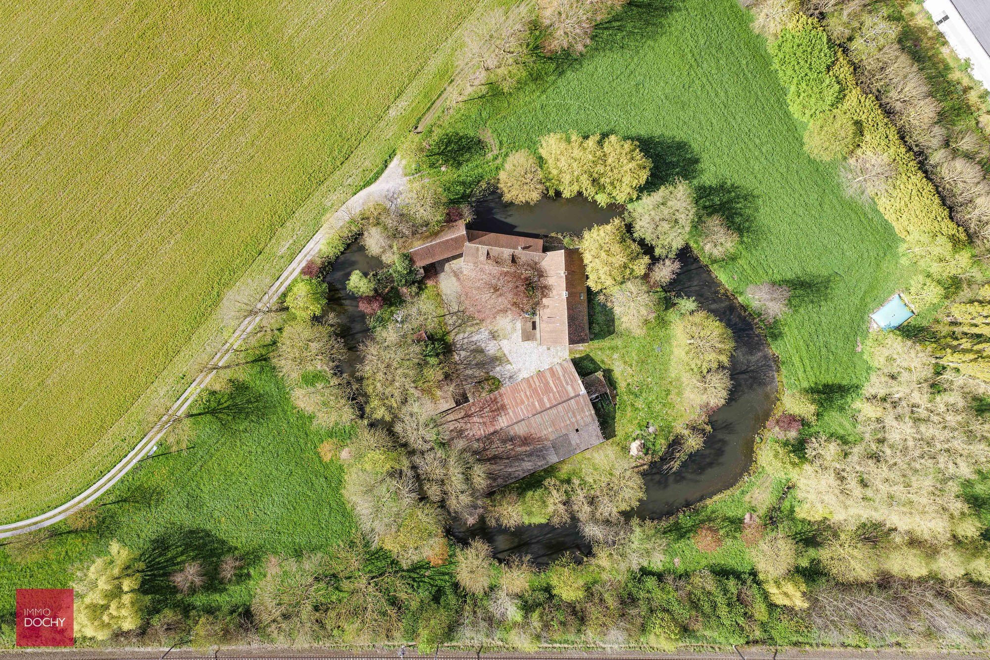 Historische omwalde hoeve met verschillende bijgebouwen - foto 1