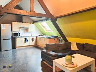 <p><strong>Gezellig appartement met 2 slaapkamers in hartje Lebbeke. </strong><br /><br />Op de <strong>tweede verdieping </strong>van het gebouw kan u dit <strong>dakappartement</strong> terugvinden. <br />Het appartement bevat een inkomhal die toegang biedt tot de <strong>leefruimte met open keuken</strong>, <strong>twee volwaardige slaapkamers </strong>en de<strong> badkamer</strong> met douche, toilet, wastafel en aansluiting voor een wasmachine. <br /><br />Ideaal gelegen in het <strong>centrum van Lebbeke </strong>met winkels, openbaar vervoer en andere voorzieningen vlakbij. <br /><br />Huurprijs: 600 euro per maand.<br /><br />Wenst u bijkomende info en/of een bezoek? <br />Contacteer ons dan via verhuur@immotijl.be of 0473 84 46 14.</p>