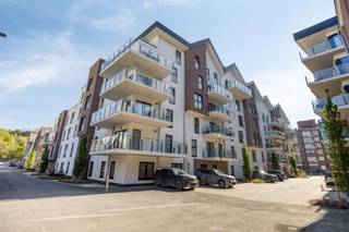 <p><span>LAATSTE APP. MET 2 SLKS, TERRAS </span></p><p><span> </span></p><p><span>In Saint-Servais een deelgemeente van de stad Namen treffen wij residentie Lisière aan. Een nieuwe woonbuurt gelegen nabij de prachtige natuur doch op een boogscheut van het levendige stadscentrum. Kortom hier brengt men werkelijk het beste van twee werelden samen. Door de perfecte ligging verplaatsen wij ons vlot naar lokale handelaars, supermarkten, kledingzaken, drank- en eetgelegenheden, scholen, ... Trek er op uit in de natuur, ontdek de citadelle of maak een wandeling langs de Samber of de Maas. </span></p><p><span> </span></p><p><span>Toegekomen aan de residentie ontdekken wij dit appartement gelegen op de tweede verdieping. Het appartement omvat een inkomhal, een leefruimte bestaande uit een zit- en eethoek met een tijdloze een volledig uitgeruste keuken. Grenzend aan de leefruimte is er een aangenaam terras. Via de leefruimte verplaatsen wij ons naar de nachthal die ons toegang geeft tot twee slaapkamers, de badkamer, een wasplaats en het afzonderlijk toilet. Nadat wij het appartement hebben ontdekt nemen wij de lift naar de kelderverdieping. Leuk detail is de aanwezigheid van een parkeerplaats die men kan huren aan 80,00 euro per maand.</span></p><p><span> </span></p><p><span>Troeven op een rij: </span></p><ul><li><span>Aangename buitenruimte</span></li><li><span>Energiezuinig nieuwbouwappartement</span></li><li><span>Parkeergelegenheid voor wagen (autostaanplaats te huren aan 80,00 euro/maand) & fiets</span></li></ul><p><span> </span></p><p><span>Opzoek naar een nieuwbouwappartement op een rustige locatie en op een steenworp van het levendige stadscentrum? Dan is dit appartement zeker een bezoekje waard! Vraag snel een bezoek aan via <span>info@pillar.estate</span></span><span> of contacteer één van onze medewerkers te bereiken op het nummer 03 3 695 695. </span></p><p><span> </span></p><p><span>Deze gegevens zijn louter ter informatieve titel. De vermelde oppervlaktes zijn slechts een indicatie. Pillar kan niet verantwoordelijk gesteld worden voor de juistheid van de aan haar verstrekte gegevens. </span></p><p><span> </span></p>
