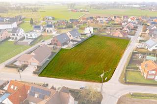 Deze loten bouwgrond zijn gelegen te Oostrozebeke met name op de hoek van de Papegaaistraat en de Bosstraat en hebben een minimale oppervlakte van...