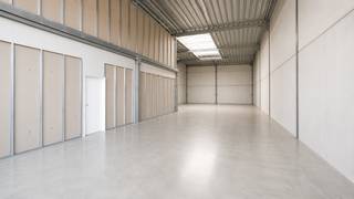 Recente KMO-unit van 400 m² met kantoren en vergaderruimte op toplocatie!<br /><br />Deze recente en kwalitatief afgewerkte KMO-unit, gebouwd in 2020, is uitstekend gelegen in de industriezone aan de Lochtemanweg in Heusden-Zolder. Het pand combineert een functionele bedrijfsruimte met moderne kantoorvoorzieningen en biedt een totale oppervlakte van ca. 400 m², bestaande uit 320 m² magazijn- of stockageruimte en 80 m² kantoorruimte.<br /><br />De bedrijfshal op het gelijkvloers is ideaal voor stockage of logistieke activiteiten en beschikt over een sectionale poort met een vrije hoogte van 6 meter. Verder zijn op het gelijkvloers een toilet en douche voorzien, wat extra praktisch comfort biedt.<br /><br />Op de verdieping bevinden zich twee afzonderlijke kantoren en een vergaderruimte, ingericht met oog voor comfort en functionaliteit. Deze kantoorruimtes worden verwarmd met vloerverwarming en zijn bijkomend uitgerust met airconditioning en ventilatie via plafondunits, wat zorgt voor een aangenaam werkklimaat het hele jaar door.<br /><br />Voor het gebouw zijn bovendien drie privatieve parkeerplaatsen beschikbaar.<br /><br />Pluspunten:<br />- Recente constructie (2020);<br />- Energiezuinige en kwalitatieve afwerking;<br />- 320 m² magazijnruimte + 80 m² kantoorruimte;<br />- Vloerverwarming en airco's voorzien;<br />- Toilet en douche voorzien;<br />- 3 privatieve parkeerplaatsen voor de deur;<br />- Verkoop onder registratierechten en niet onder btw;<br />- Strategische ligging in industriezone Heusden-Zolder.<br /><br />Een ideale opportuniteit voor ondernemers of investeerders die op zoek zijn naar een moderne en multifunctionele bedrijfsunit op een vlot bereikbare locatie.<br />Maatregelen opgenomen in het Maatregelenregister: nee<br /><br />Voor een bezichtiging ter plaatse of meer info, bel ons op 078/78.78.70, of kom gewoon binnen op ons kantoor, steeds welkom!<br />Contactpersoon: Yavuz Özdemir -- 0484 83 32 80