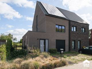 <p>Moderne en energiezuinige woning met 3 slaapkamers, tuin en garage, gelegen in het centrum van Balen. Er is een extra vergunning mogelijk voor een uitbreiding achteraan de woning. Indien alles voldoet aan de verkavelingsvoorschriften, kan de vergunning binnen maximaal 4 maanden verkregen worden.  </p>

<p><strong>Troeven:</strong></p>

<ul><li>Heel energiezuinig (E-peil 13)</li><li>24 zonnepanelen</li><li>Houtskeletbouw (Ecohuis)</li><li>Ventilatie Type D</li><li>Volledig ingerichte keuken</li><li>Extra uitbreiding (56 m²) mogelijk</li></ul>

<p>Indeling gelijkvloers: Inkomhal, toilet, woonkamer, keuken, garage.</p>

<p>Indeling verdieping 1: Nachthal, badkamer, toilet, slaapkamer 1, slaapkamer 2.</p>

<p>Indeling verdieping 2: Slaapkamer 3, technische ruimte.</p>

<p>Kruipkelder aanwezig.</p>