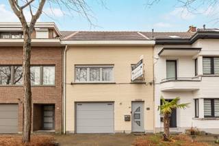 <p><span>Bent u op zoek naar een ruime woning met veel potentieel op een toplocatie in het centrum van Brasschaat? Dan is deze woning aan de Van de Wiellei zeker een bezoek waard. Dankzij de centrale ligging bevindt u zich op wandelafstand van scholen, winkels, openbaar vervoer en tal van andere voorzieningen.</span></p><p><span>Gelijkvloers</span></p><ul><li><span>Inkomhal met toilet en toegang tot de kelder</span></li><li><span>Inpandige garage met aansluiting voor wasmachine en elektrische poort</span></li><li><span>Lichtrijke leefruimte met halfopen keuken, voorzien van vaatwasser, koelkast, kookplaat, oven en dubbele spoelbak</span></li><li><span>Terras met aangename, ruime tuin</span></li></ul><p><span>Eerste verdieping</span></p><ul><li><span>Nachthal</span></li><li><span>Twee ruime slaapkamers</span></li><li><span>Badkamer uitgerust met dubbele wastafel en ligbad (met jacuzzifunctie) met douche</span></li></ul><p><span>Zolderverdieping</span></p><ul><li><span>Ingerichte zolderkamer, momenteel gebruikt als ruime slaapkamer met ingemaakte kasten</span></li><li><span>Toegang tot een mezzanine met tal van mogelijkheden, bijvoorbeeld als dressing of bureau </span></li></ul><p><span>Kortom, een ideale gezinswoning met ruimte op een uitstekende locatie. Interesse? Contacteer ons vandaag nog om een bezichtiging in te plannen.</span></p>