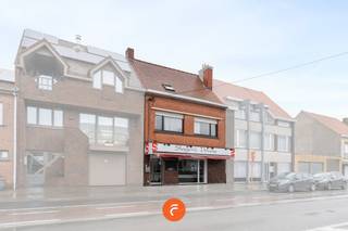 Commercieel gelegen eigendom met ingerichte slagerij met winkelruimte (voorzien van airco) met koeltoog en achtergelegen bereidingsruimte...