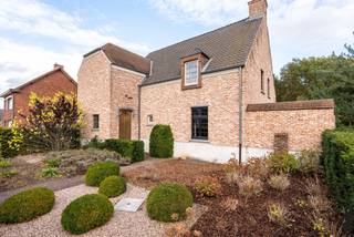 <strong>Hoogwaardig afgewerkte en energiezuinige villa met onder meer 3 tot 4 slaapkamers, 2 badkamers, prachtige leefruimtes met zicht over de achtertuin en de bosrijke omgeving. Dit alles op een perceel van 4.270m² met een onderkelderd werkhuis, verwarmd zwembad, poolhouse, jaccuzi en privé bos. En dit alles op slechts enkele autominuten van het centrum van Geel, Mol en Meerhout.<br /></strong><br /><u>Gelijkvloerse verdieping</u><br />U betreedt de villa via een inkomhal met een prachtige eiken houten trap als eye-catcher. Vervolgens bevindt zich rechts van de inkomhal de bureaukamer. De authentieke dubbele openslaande deuren begeleiden u verder naar de hal waar zowel de zij-ingang en het gastentoilet zich bevinden. Via de hal bereikt u de ruime leefruimtes, waaronder een gezellige TV-kamer met een houthaard, die naadloos overgaat in de eetkamer. Dankzij de vele ramen geniet u van een adembenemend uitzicht op de achtertuin. De keuken is volledig uitgerust met hoogwaardige apparatuur, zoals een 5-pits gasfornuis, Miele vaatwasser, veel kastruimte en een natuurstenen werkblad. Achter de keuken bevinden zich een zeer praktische berging en wasplaats met douchekamer en inbouwkasten. Op de gelijkvloerse verdieping kan u de masterbedroom terugvinden met ensuite dressing en -badkamer met inloopdouche, dubbele wastafel en toilet. De slaapkamer heeft een uitzicht op de prachtige tuin dewelke georiënteerd is op het Oosten.<br /><br /><u>Verdiepingen</u><br />Via de prachtige trappenhal komt u boven in het aparte woongedeelte dat dienst kan doen als appartement, ideaal als kangoeroewoning. Het appartement biedt een ruime leefruimte met open keuken, 2 slaapkamers die verbonden zijn met elkaar via de badkamer met douche, toilet en wastafel. Achter de 2e slaapkamer is er extra ruimte als bijkomende slaapkamer, bureaukamer, dressing, etc. Hiernaast bevindt zich de technische ruimte. Via een vlizotrap bereikt u de zolderverdieping dewelke momenteel dienst doet als opbergzolder. <br /><br /><u>Buitengebeuren</u><br />De buitenruimte van deze villa is een waar paradijs. De achtertuin heeft een oostelijke oriëntatie en biedt volledige privacy dankzij de omheining en het aangrenzende bos. Hier kunt u genieten van ontspanning in de jacuzzi, het verwarmd zwembad en het overdekte tuinterras. De oprit biedt ruimte voor meerdere auto's. Auto's kunnen zowel voor als achter de poort geplaats worden, in de carport of garage. Het werkhuis +/- 104m² is volledig onderkelderd en kan perfect dienst doen als atelier. Ten slotte kan u genieten van een boswandeling in eigen bos die in het verlengde van de tuin bevindt. <br /><br /><u>Bijzonderheden<br /></u>- Afgewerkt met de beste technieken en tijdloze, natuurlijke materialen: Houten binnen- en buitenschrijnwerk, natuurstenen vloeren, eiken parket<br />- Stijlvol ingericht met op maat gemaakte gordijnen<br />- Vloerverwarming<br />- EPC label A<br />- Aangelegde tuin met overdekt tuinterras, verwarmd zwembad en jacuzzi<br />- Riant werkhuis +/- 104m² dat volledig is onderkelderd <br />- Privébos <br />- Voldoende privacy: perceel is volledig omheind<br />- Parkeermogelijkheden<br />- Zeer goede verbinding richting het centrum van Geel, Mol en Meerhout