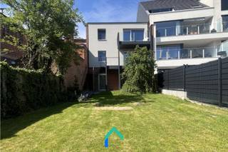 Algemeen<br />Dit verzorgd en karaktervolle appartement bevindt zich op de eerste verdieping met een aantrekkelijke ligging in het charmante Pittem. Dankzij de centrale situering bevinden tal van voorzieningen zich op korte afstand, zoals lokale handelszaken, scholen en eetgelegenheden. Bovendien zorgt de rustige omgeving in combinatie met de nabijheid van het centrum voor een aangenaam evenwicht tussen levendigheid en wooncomfort.<br /><br />Indeling<br />Bij binnenkomst wordt u verwelkomd in een ruime leefruimte die voldoende plaats biedt voor een comfortabele zithoek en een gezellige eethoek. Grote raampartijen versterken het ruimtelijke gevoel. Vanuit de leefruimte heeft u rechtstreeks toegang tot het terras, dat via een trap verbonden is met de achterliggende tuin. Dit zorgt voor een mooie overgang tussen binnen en buiten en biedt extra mogelijkheden om van de buitenruimte te genieten.<br />De keuken is uitgerust met nieuwe toestellen, waaronder een combi-oven. Verder beschikt het appartement over twee volwaardige slaapkamers die flexibel kunnen worden ingericht naargelang uw behoeften.<br /><br />Varia<br />Op het gelijkvloers bevinden zich zowel de overdekte parkeerplaats (carport) als een praktische wasplaats/bergruimte. Dit zorgt voor extra comfort en voldoende opslagmogelijkheden, zonder in te boeten aan ruimte in het appartement zelf. Daarnaast zijn er zonnepanelen aanwezig, wat bijdraagt aan een lager energieverbruik en resulteert in een gunstig EPC-label B.<br /><br />Troeven<br />* Terras en tuin<br />* 2 slaapkamers <br />* Energiezuinig (EPC B)<br /><br />Interesse in dit appartement? Neem snel contact op met Magali voor een bezoek.<br />T: 09 493 04 10<br />M: magali@gentill.be