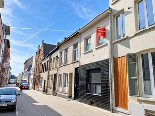<h3><span>Volledig gerenoveerd studentenhuis met 3 kamers op toplocatie</span></h3><p><span>Op wandelafstand van de Thomas More-hogeschool en het station, en binnen de stadsring, bevindt zich dit volledig gerenoveerde studentenpand met drie studentenkamers. Dankzij de gunstige ligging en de geldige uitbatingsvergunning tot 2029 vormt dit pand een interessante investeringsopportuniteit.</span></p><p><span>Het gebouw werd in 2017 grondig gerenoveerd. De elektrische installatie is conform. Elke woonunit beschikt over eigen sanitaire voorzieningen en kookgelegenheid.</span></p><p><span>Gelijkvloers - </span><span>EPC: 355 kWh/(m² jaar)</span></p><p><span>Via de gemeenschappelijke inkomhal, waar fietsen kunnen worden gestald, bereikt u de traphal en de eerste studentenkamer. Deze verdieping omvat:</span></p><ul><li><span>Studentenkamer van 16,51 m²</span></li><li><span>Aparte keuken van 10 m²</span></li><li><span>Aparte badkamer van 6 m²</span></li></ul><p><span> </span></p><p><span>Eerste verdieping - </span><span>EPC: 173 kWh/(m² jaar)</span></p><p><span>De eerste verdieping is bereikbaar via de gemeenschappelijke traphal en omvat:</span></p><ul><li><span>Studentenkamer met kitchenette van 15,36 m²</span></li><li><span>Aparte badkamer van 2,63 m²</span></li><li><span>Gemeenschappelijke zithoek van 11,49 m²</span></li></ul><p><span>Tweede verdieping - </span><span>EPC: 298 kWh(m²jaar)</span></p><p><span>Op de tweede verdieping bevindt zich een praktisch ingedeelde woonunit bestaande uit:</span></p><ul><li><span>Leefruimte met kitchenette van 12 m²</span></li><li><span>Aparte slaapkamer van 6,84 m²</span></li><li><span>Badkamer van 2,42 m²</span></li></ul><p><span> </span></p><p><span>Met een huidige huuropbrengst van € 1.540 per maand vormt dit studentenhuis een interessante en rendabele investering in een bruisende studentenstad.</span></p><p><span> </span></p>