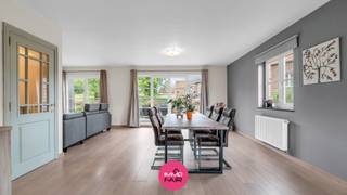 In het landelijke Hees, een rustige deelgemeente van Bilzen-Hoeselt, vind je dit uitzonderlijk ruime duplexappartement met drie royale slaapkamers, een privatief terras en een garage. Met circa 161 m² bewoonbare oppervlakte geniet je hier van uitzonderlijk veel ruimte, verdeeld over twee volwaardige verdiepingen.<br /><br />De ligging combineert rust en een landelijk karakter met een vlotte bereikbaarheid. Maastricht ligt vlakbij en ook scholen, supermarkten en de centra van Bilzen, Riemst en Tongeren zijn goed bereikbaar.<br /><br />De indeling is als volgt:<br /><br />Op de eerste verdieping kom je binnen in de ruime en lichtrijke leefruimte. De open indeling biedt volop plaats voor een gezellige zithoek, een grote eettafel en een bijkomende ontbijthoek. Dankzij de verschillende raampartijen en deuren naar buiten valt er veel natuurlijk licht binnen.<br /><br />De aansluitende keuken is praktisch ingericht en grenst aan een ruime, afzonderlijke wasplaats. Op deze verdieping vind je bovendien een apart gastentoilet. Vanuit de leefruimte heb je toegang tot het privatieve terras, waar je in alle rust buiten kunt zitten.<br /><br />Via de trap bereik je de tweede verdieping. Hier bevinden zich drie volwaardige slaapkamers van circa 15 m², 23 m² en 26 m². De kamers bieden stuk voor stuk voldoende plaats voor een tweepersoonsbed, kasten en eventueel een bureau- of werkhoek.<br /><br />De ruime badkamer van circa 11 m² is uitgerust met een dubbele wastafel, een douche en een ligbad. Ook op deze verdieping is er een afzonderlijk toilet aanwezig.<br /><br />De inbegrepen garage maakt het geheel compleet en biedt zowel een eigen parkeerplaats als bijkomende bergruimte.<br /><br />De belangrijkste troeven:<br /><br />- Ruim duplexappartement in kleinschalige residentie met slechts twee wooneenheden<br />- Drie ruime slaapkamers en twee afzonderlijke toiletten<br />- Privatief terras en inbegrepen garage<br />- EPC-label B: 176 kWh/(m² jaar)<br />- Landelijke ligging vlakbij Maastricht en omliggende centra<br /><br />Zoek je een instapklaar duplexappartement met veel ruimte, drie volwaardige slaapkamers, een terras en een eigen garage?<br /><br />Neem contact op met Immofair via 089 390 990 of info@immofair.be en
