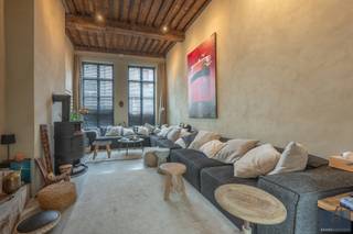 <p>Bent u op zoek naar een charmewoning in het historische centrum van Brugge? Deze woning is gelegen om de hoek van de Markt.</p>
<p>De woning werd de voorbije jaren technisch, energetisch en esthetisch gerenoveerd met o.a.: nieuwe leidingen sanitair, nieuwe verwarmingsketel, ramen, maatwerk keuken, nieuwe badkamer, airco, …</p>
<p>Daarnaast wordt het pand gekenmerkt door z’n authentieke deuren, balkwerk aan de plafonds, plafondhoogte, zichtbare dakgebintes,… . Dit alles werd behandeld tegen houtworm.</p>
<p>Indeling:</p>
<p>Gelijkvloers: royale inkomhal, leefruimte met open keuken, gelijkvloerse slaapkamer, dressing, badkamer en toegang tot de kelder (tongewelven - met technieken).<br />Eerste verdieping: tweede leefruimte met tweede keuken en tweede badkamer (momenteel gebruikt als studio voor een van de kinderen), slaapkamer 3 met toilet en douche. <br />Tweede verdieping: grote polyvalente slaapkamer, gekarakteriseerd door het zichtbare balkwerk.</p>
<p>Buiten: onderhoudsvriendelijke stadskoer.</p>
<p>De huidige eigenaars huren 2 garages in de omgeving en zijn bereid desgewenst deze huurcontracten over te dragen.</p>
<p>Van deze herenwoning genaamd “huis ‘land van belofte’ “ uw nieuwe thuis maken?</p>
<p>Contacteer Bonne Vastgoed 7 op 7 voor meer info via info@bonnevastgoed.be of 0468/10.40.40 .</p>
