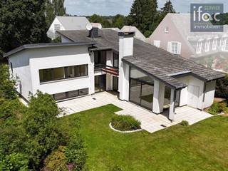 Fantastisch gelegen villa met heel veel lichtinval en een ruime volledig aangelegde Zuid-gerichte tuin. De woning bevindt zich op een toplocatie,...