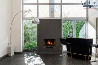 Gelegen in een rustige en gegeerde woonomgeving in Sint-Job-in-’t-Goor bevindt zich deze architecturale en lichtrijke villa, ontworpen door Ernst Architecten en gebouwd in 1996. Een woning waar ruimte, licht en kwaliteit centraal staan.<br /><br />U betreedt de woning via de inkomhal met gastentoilet en berging. De leefruimte verwelkomt u met een sfeervolle houtkachel en overvloedige lichtinval dankzij de grote raampartijen. De verlaagde zithoek creëert een gezellige en unieke woonbeleving. Aansluitend bevindt zich de open keuken met kookeiland, uitgevoerd door Bulthaup en uitgerust met hoogwaardige toestellen van Gaggenau. Op de eerste verdieping vindt u drie volwaardige slaapkamers, waaronder een master met ingemaakte kasten, twee badkamers en een lichtrijke vide die perfect dienst kan doen als bureau. De zolderverdieping van ca. 80 m² biedt tal van mogelijkheden. De tuin is een oase van rust met zon op elk moment van de dag. Verder beschikt de woning over twee opritten, een carport en voldoende parkeergelegenheid.<br /><br />Voor de volledige beschrijving en alle details: verbiestvastgoed.be<br /><br /><strong>Spreekt deze unieke villa u aan?</strong><br />Laat deze uitzonderlijke woning u dan niet ontgaan en plan vandaag nog uw bezoek ter plaatse.<br />Contacteer Verbiest Vastgoed voor een persoonlijke rondleiding.<br /><br /><strong>Denkt u eraan om te verkopen of te verhuren?</strong><br />Neem gerust contact met ons op voor een <strong><span>gratis</span></strong> en vrijblijvende waardebepaling van uw eigendom.