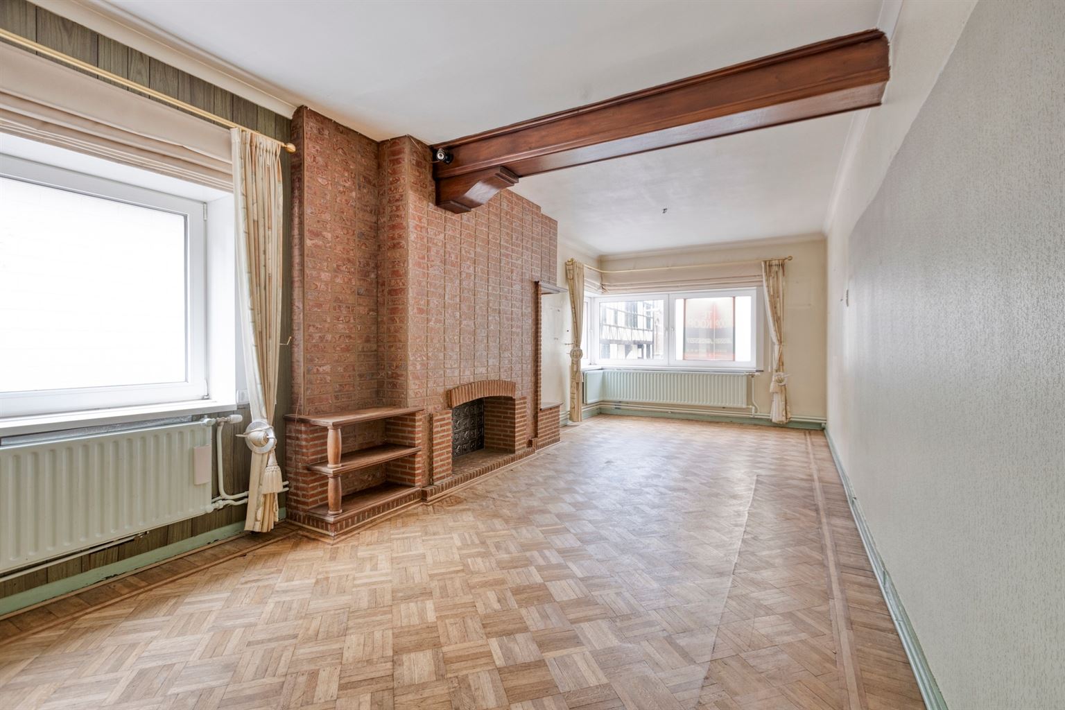 Karaktervol hoekpand met handelsruimte en ruime woning op een absolute topligging aan de Bosstraat in Maaseik. - foto 4