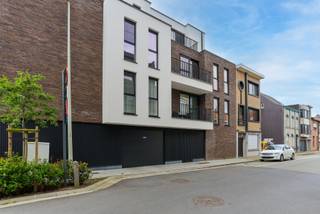 Dit energiezuinig appartement bevindt zich op de 1ste verdieping (met lift) en is gelegen op slechts enkele passen van het centrum.De indeling is als...